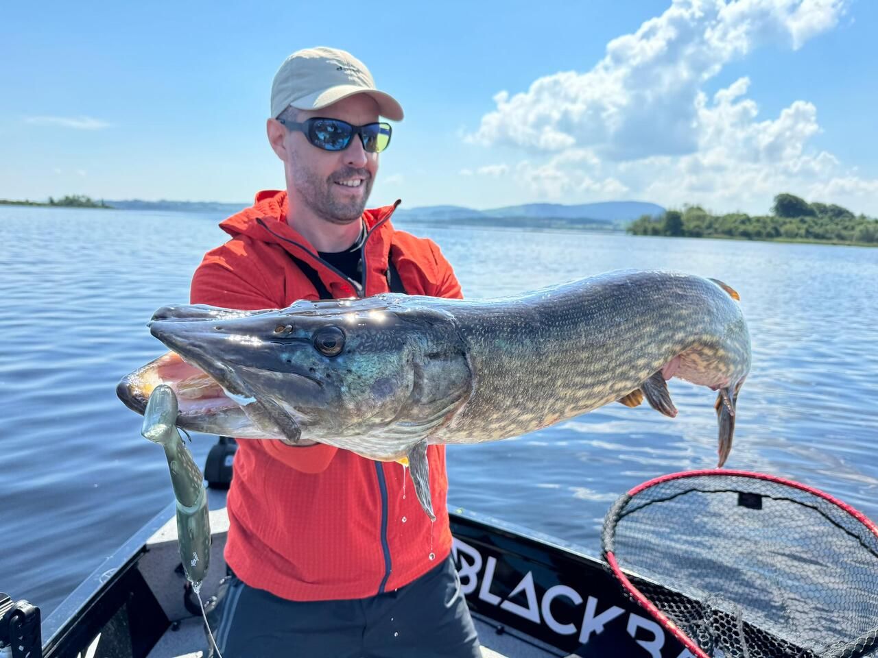 Il nostro staff Alessio Gennelli con un bellissimo luccio ingannato con Deps Slide Swimmer Shudder Tail 175 MH colorazione “pike”